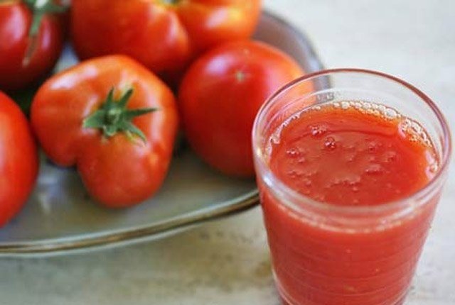 Fresh Tomato Juice To Lighten Acne Scars
